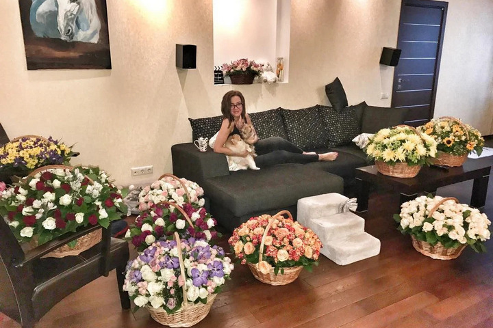Ольга в гостиной в окружении цветов