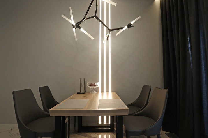 Обеденный стол и подсветка на стене