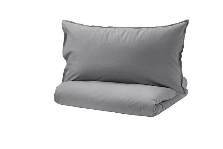 Подушка и одеяло серого цвета