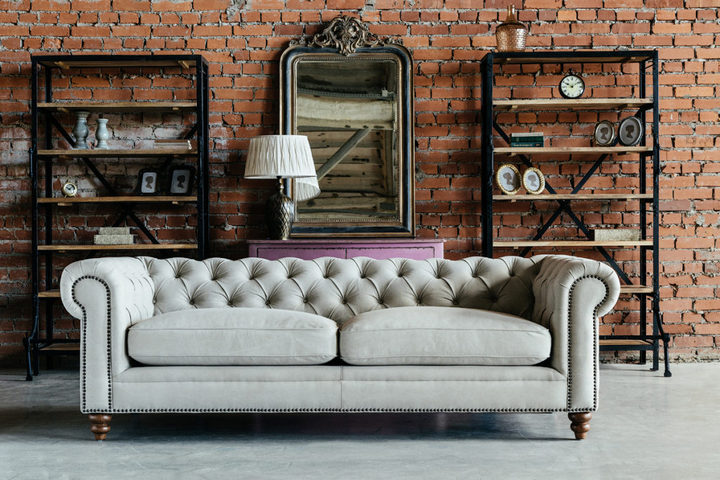 Бархатный серый диван в гостиной в стиле лофт