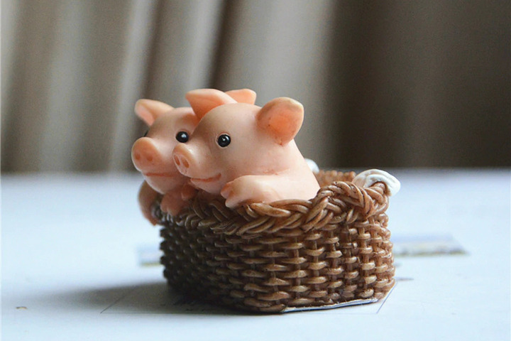 Фигурка свинок в корзинке