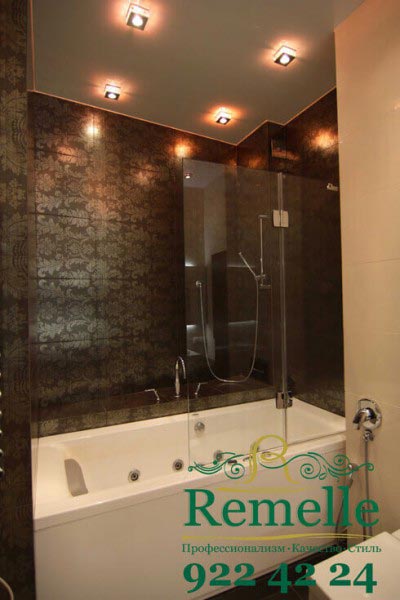 ремонт ванной комнаты со стеклянной кабинкой в ванне