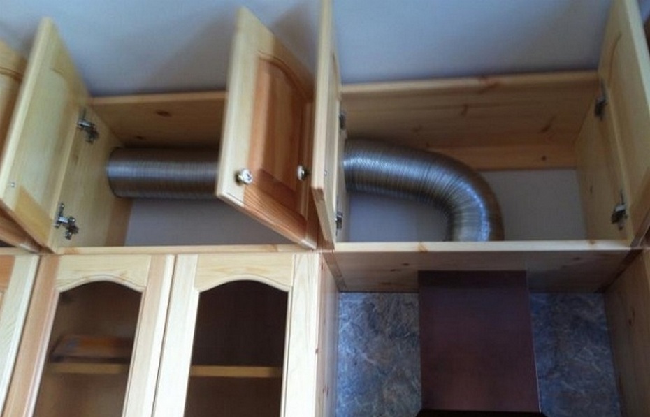 Закрыта вентиляция на кухне. Воздуховод короб 30x200. Воздуховод для вытяжки в шкафу. В шкафу вытяжки трубы. Воздуховод для вытяжки в кухонном гарнитуре.