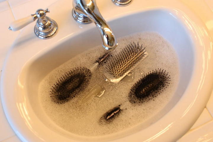 Мытье расчесок для волос