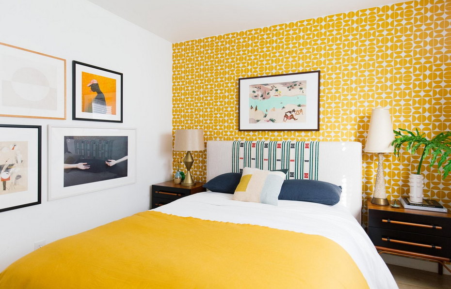 Желтая стена в спальне