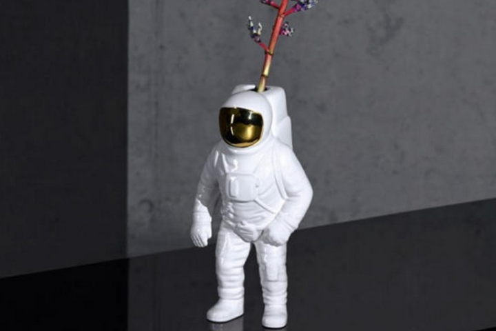 Ваза для одного цветка в форме астронавта