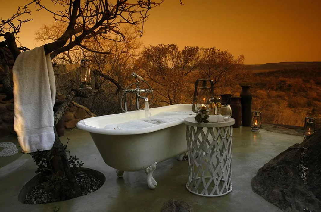 Необычная ванна с видом на Саванну