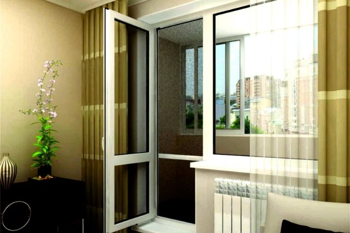 Прозрачная стеклянная дверь балкона
