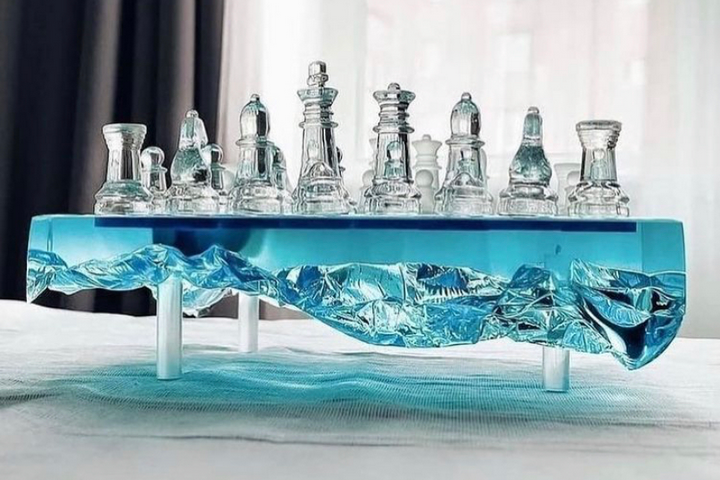 Шахматная доска в виде айсберга