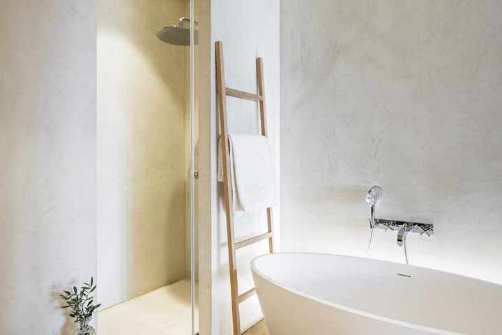Светлая ванная комната в штукатурке с декоративным эффектом